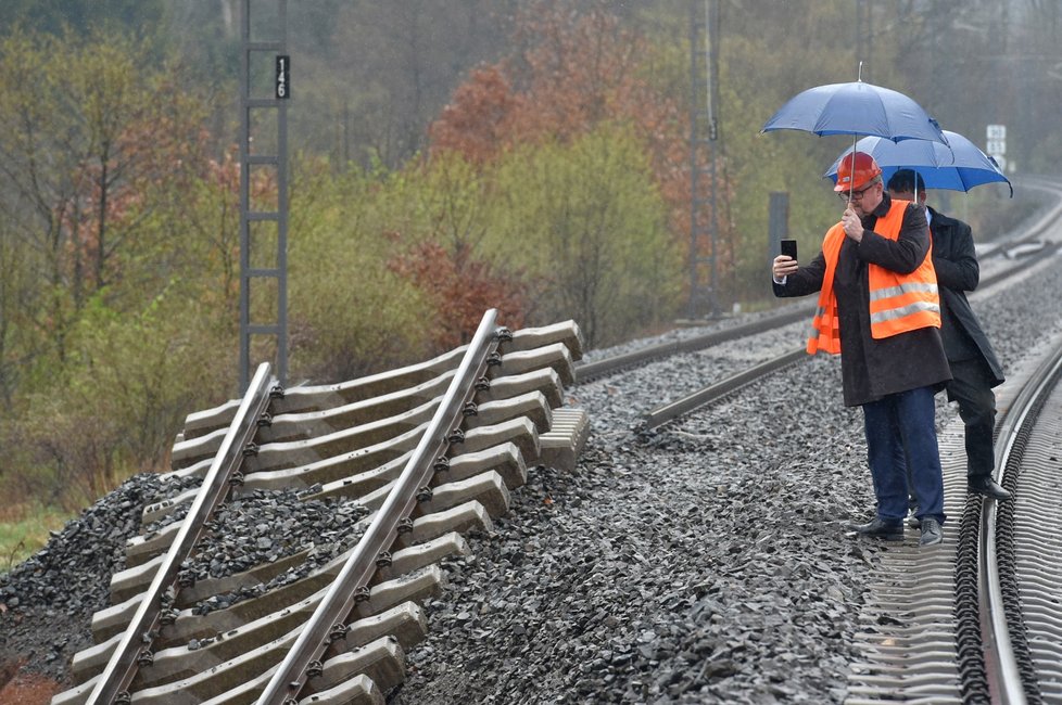 Ministr dopravy Dan Ťok si prohlédl železniční trať u Dalovic na Karlovarsku, kterou poškodil sesuv půdy pod kolejemi (16. dubna 2018)