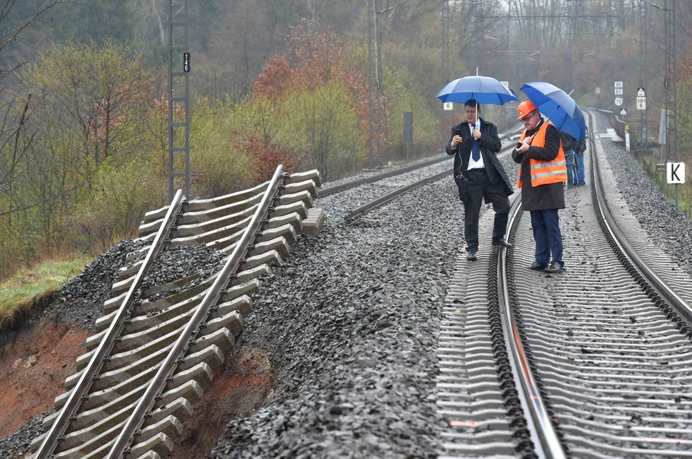 Ministr dopravy v demisi Dan Ťok si 16. dubna 2018 prohlédl železniční trať u Dalovic na Karlovarsku, kterou poškodil sesuv půdy pod kolejemi.