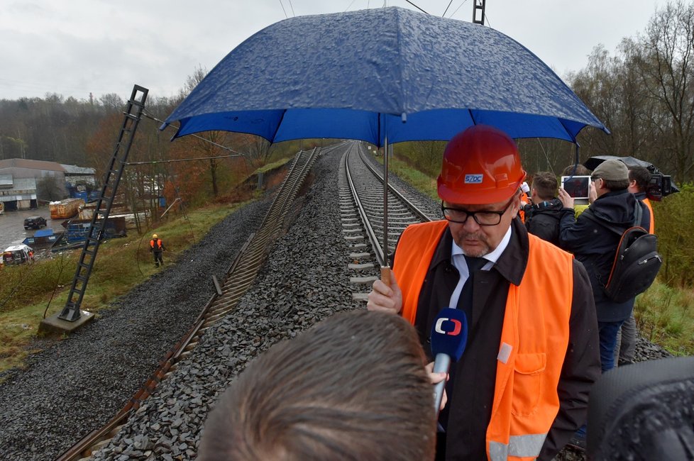 Ministr dopravy v demisi Dan Ťok si 16. dubna 2018 prohlédl železniční trať u Dalovic na Karlovarsku, kterou poškodil sesuv půdy pod kolejemi.