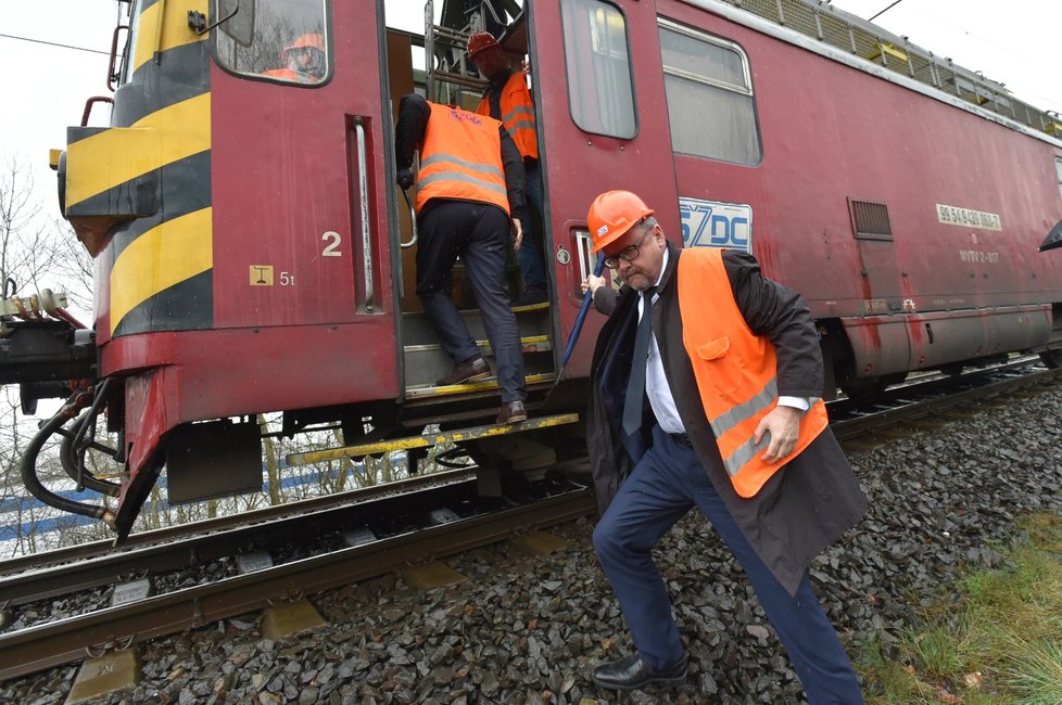 Ministr dopravy v demisi Dan Ťok si 16. dubna 2018 prohlédl železniční trať u Dalovic na Karlovarsku, kterou poškodil sesuv půdy pod kolejemi.