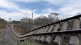 Sesuv půdy zmuchlal koleje u Dalovic. Vlaky tudy týden neprojedou