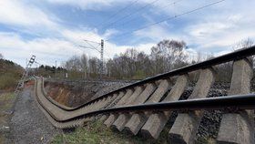 Na trati Cheb - Klášterec nad Ohří od soboty nejezdí vlaky kvůli sesuvu tzv. železničního spodku v úseku Hájek - Dalovice (na snímku z 15. dubna 2018). Traťmistr zjistil v místě ještě před sesuvem závadu, a proto se podařilo vlaky zastavit včas. Nahradila je autobusová doprava.