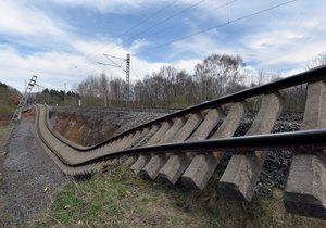 Na trati Cheb - Klášterec nad Ohří od soboty nejezdí vlaky kvůli sesuvu tzv. železničního spodku v úseku Hájek - Dalovice (na snímku z 15. dubna 2018). Traťmistr zjistil v místě ještě před sesuvem závadu, a proto se podařilo vlaky zastavit včas. Nahradila je autobusová doprava.