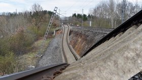 Na trati Cheb - Klášterec nad Ohří od soboty nejezdí vlaky kvůli sesuvu tzv. železničního spodku v úseku Hájek - Dalovice (na snímku z 15. dubna 2018). Traťmistr zjistil v místě ještě před sesuvem závadu, a proto se podařilo vlaky zastavit včas. Nahradila je autobusová doprava.