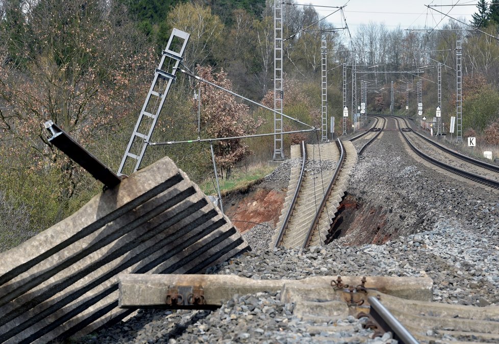 Na trati Cheb - Klášterec nad Ohří od soboty nejezdí vlaky kvůli sesuvu tzv. železničního spodku v úseku Hájek - Dalovice (na snímku z 15. dubna 2018). Traťmistr zjistil v místě ještě před sesuvem závadu, a proto se podařilo vlaky zastavit včas. Nahradila je autobusová doprava.