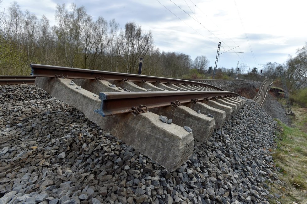 Na trati Cheb - Klášterec nad Ohří od soboty nejezdí vlaky kvůli sesuvu tzv. železničního spodku v úseku Hájek - Dalovice (na snímku z 15. dubna 2018). Traťmistr zjistil v místě ještě před sesuvem závadu, a proto se podařilo vlaky zastavit včas. Nahradila je autobusová doprava.