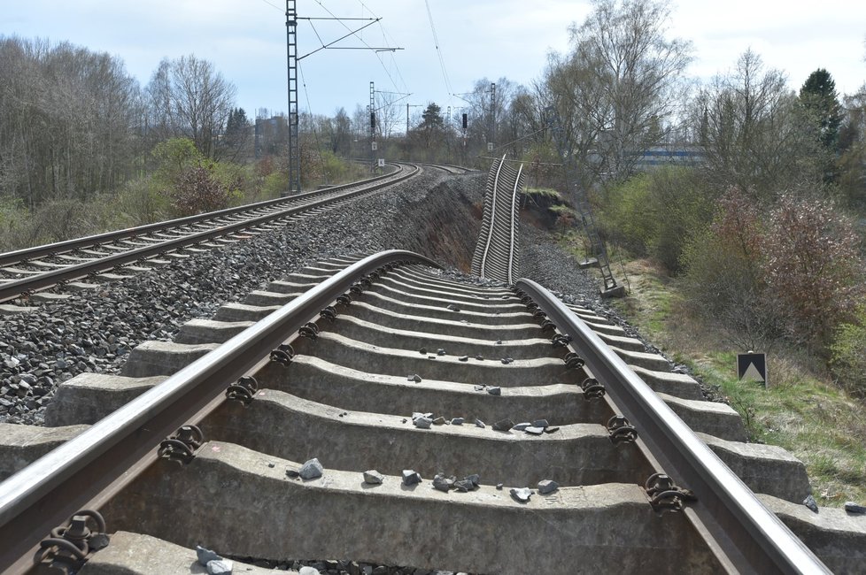 Na trati Cheb - Klášterec nad Ohří od soboty nejezdí vlaky kvůli sesuvu tzv. železničního spodku v úseku Hájek - Dalovice (na snímku z 15. dubna 2018). Traťmistr zjistil v místě ještě před sesuvem závadu, a proto se podařilo vlaky zastavit včas. Nahradila je autobusová doprava.