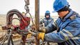 Další kandidát. Propad cen ropy velmi poškozujetaké hospodaření Kazachstánu. Zásluhou ropnéhošoku klesl veškerý export více než o 40 procent. Tamní měna tenge ztratila od loňského srpna vůči dolaru polovinu hodnoty. Ceny ropy včera dál klesaly, když trh ztrácel víru v brzká jednání o omezení těžby
