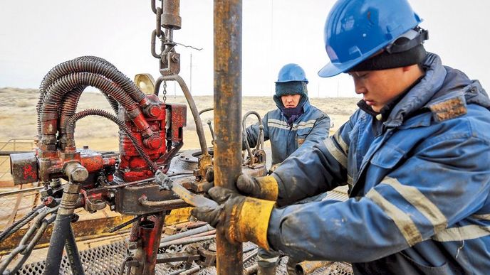 Další kandidát. Propad cen ropy velmi poškozuje
také hospodaření Kazachstánu. Zásluhou ropného
šoku klesl veškerý export více než o 40 procent. Tamní měna tenge ztratila od loňského srpna vůči dolaru polovinu hodnoty. Ceny ropy včera dál klesaly, když trh ztrácel víru v brzká jednání o omezení těžby