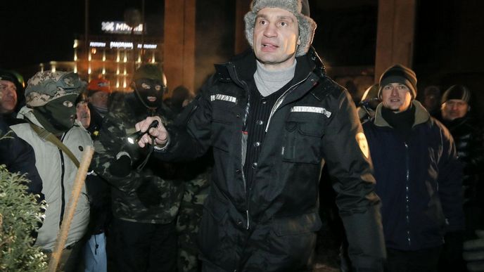 Další střety v Kyjevě: dav údajně zaútočil na budovu plnou policistů. Na snímku jeden z opozičních předáků Vitalij Kličko