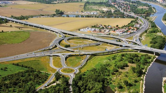 Dalšího úseku velkého pražského okruhu se řidiči dočkají nejdříve v roce 2023. Na snímku je zatím poslední otevřená etapa okruhu u Radotína.
