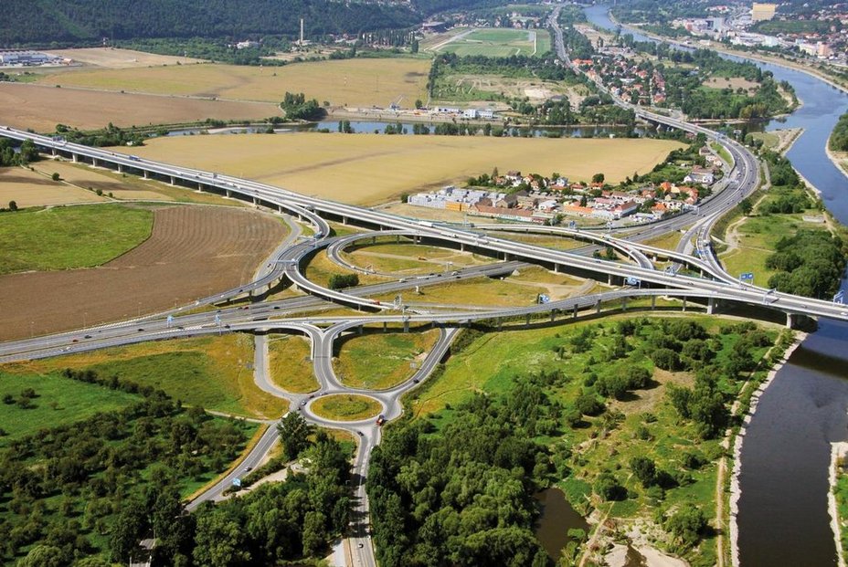 Dalšího úseku velkého pražského okruhu se řidiči dočkají nejdříve v roce 2023. Na snímku je zatím poslední otevřená etapa okruhu u Radotína.