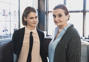 Tereza Hofová a Eva Holubová v seriálu Dáma a Král