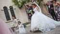 Lidé se snaží žít dál. Svatba bohatého arménského páru v centru Damašku.