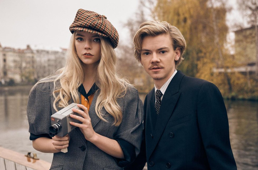 Protivníky i partnery ztvárnili Anya Taylor-Joy (Beth Harmonová) a Thomas Brodie-Sangster (Benny Watts).