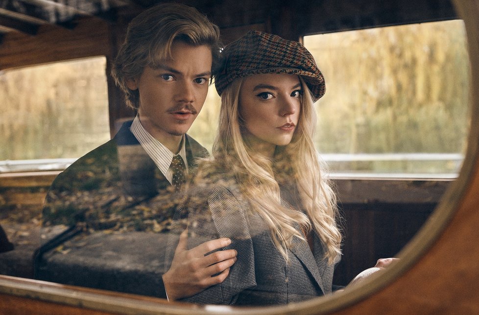 Protivníky i partnery ztvárnili Anya Taylor-Joy (Beth Harmonová) a Thomas Brodie-Sangster (Benny Watts).