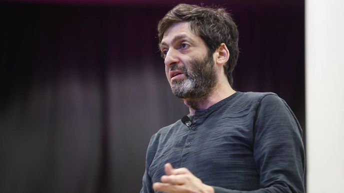 Dan Ariely je americký vědec izraelského původu, profesor psychologie a behaviorální ekonomie na Dukeově univerzitě v Severní Karolíně. Zabývá se především iracionálními rozhodnutími v ekonomice i v osobním životě. V současnosti se věnuje hlavně motivaci zaměstnanců.