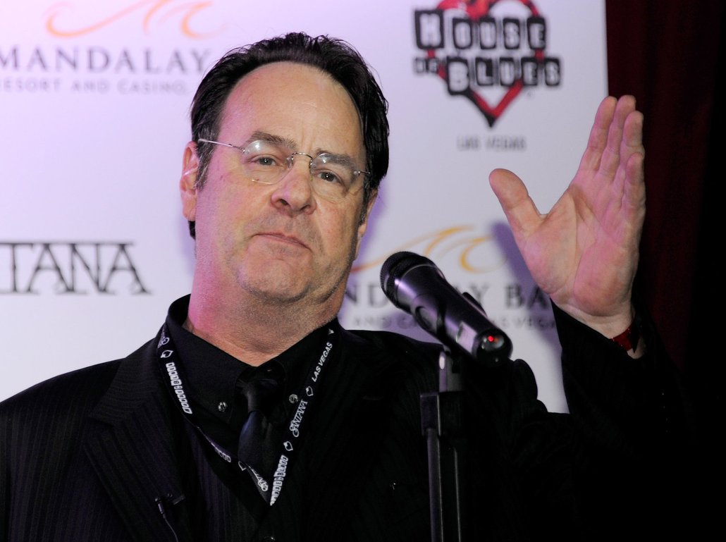 Dan Aykroyd (68) přiznal, že nebýt jeho nemoci, možná by nikdy nevznikl slavný film Krotitelé duchů. &#34;Jedním z příznaků mé nemoci byla posedlost duchy a vymáhání práva – nosil jsem u sebe například policejní odznak. Začal jsem být posedlý Hansem Holzerem, největším lovcem duchů vůbec. Tehdy se zrodila myšlenka mého filmu Krotitelé duchů,&#34; řekl Aykroyd