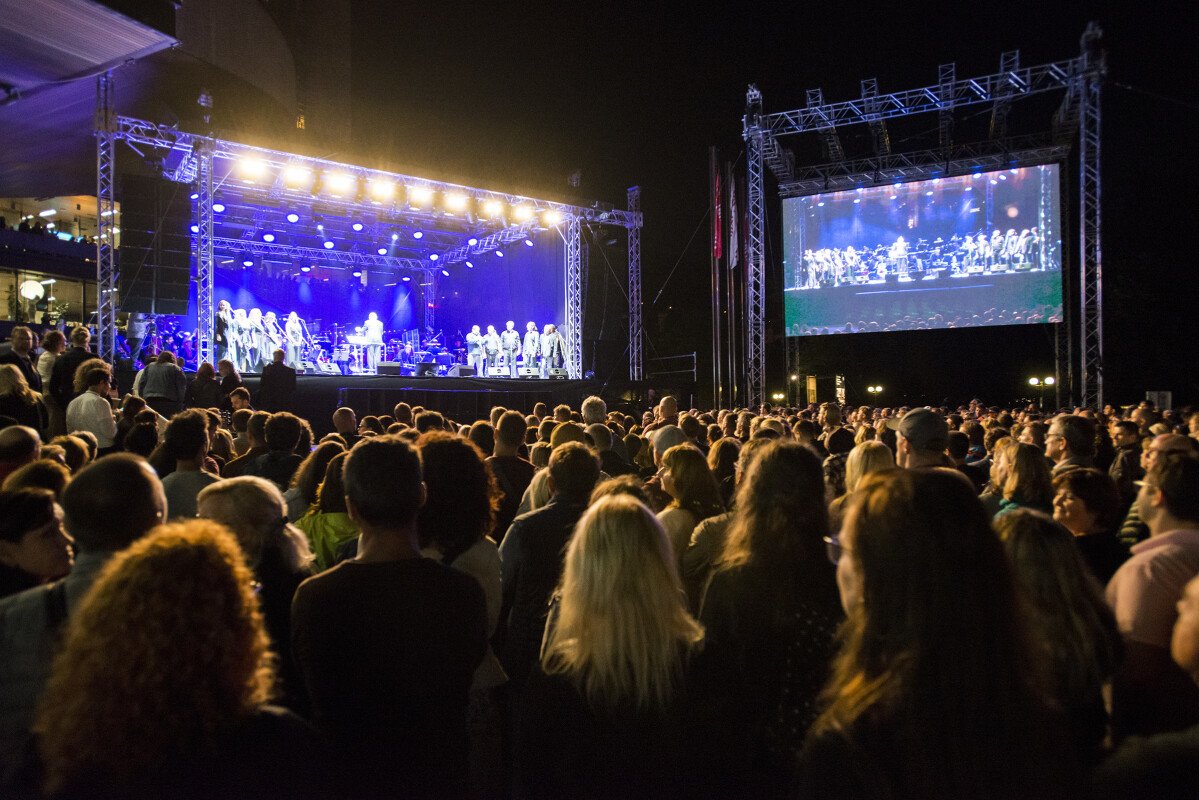 Původní trio: Dan Bárta, Kamil Střihavka a Bára Basiková zpívají písně z muzikálu Jesus Crist Superstar na zahájení KVIFF