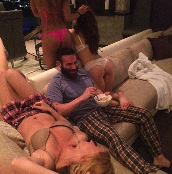 Král Instagramu Dan Bilzerian je nový Hugh Hefner? Krásky mu posílají nahé fotografie, aby se dostaly na jeho soukromé večírky!