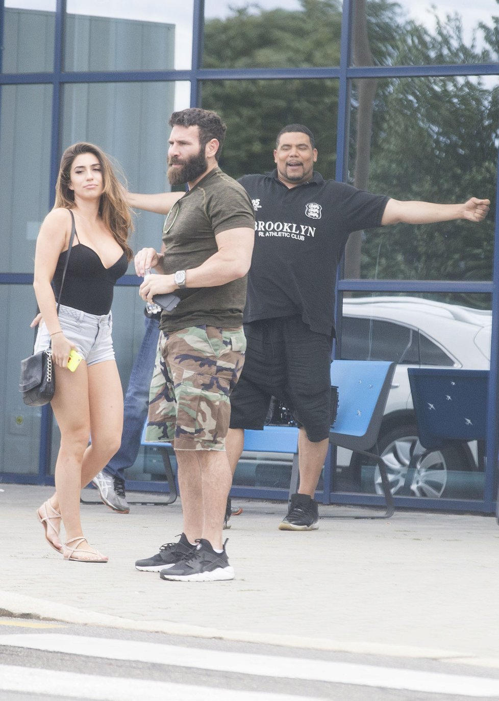 Bilzerian s Lauren na letišti