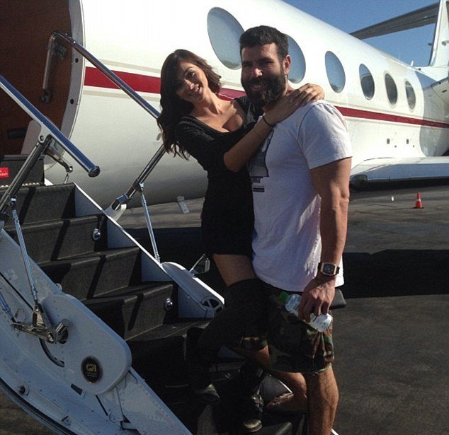 Bilzerian cestuje letecky výhradně soukromým tryskáčem.