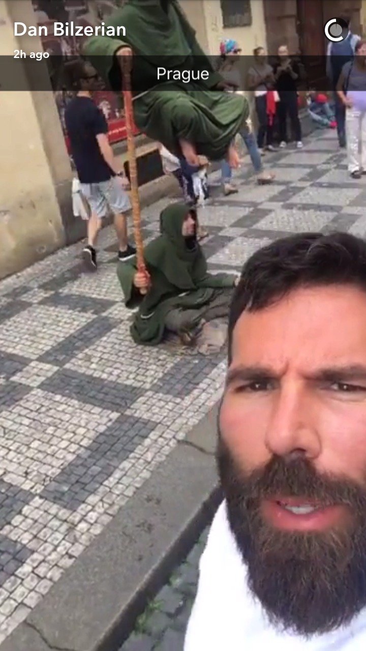 Bilzerian obdivuje levitující pouliční umělce.