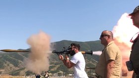 Dan Bilzerian pálí z raketometu.