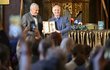 Spisovatel Dan Brown na tiskové konferenci v Praze Spisovatel Dan Brown na tiskové konferenci v Praze