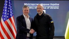 Ukrajinský ministr obrany Denys Šmyhal uvítal Dana Driscolla, amerického ministra armády (19. 11. 2025).
