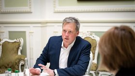 Americký ministr armády Dan Driscoll u ukrajinské premiérky Julije Svyrydenkové (20. 11. 2025).