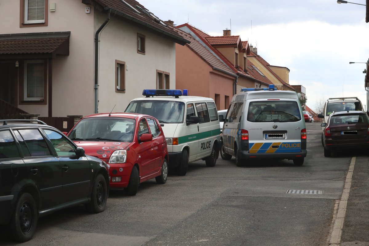 Pohřební služba odváží tělo zesnulého zpěváka Dana Nekonečného.