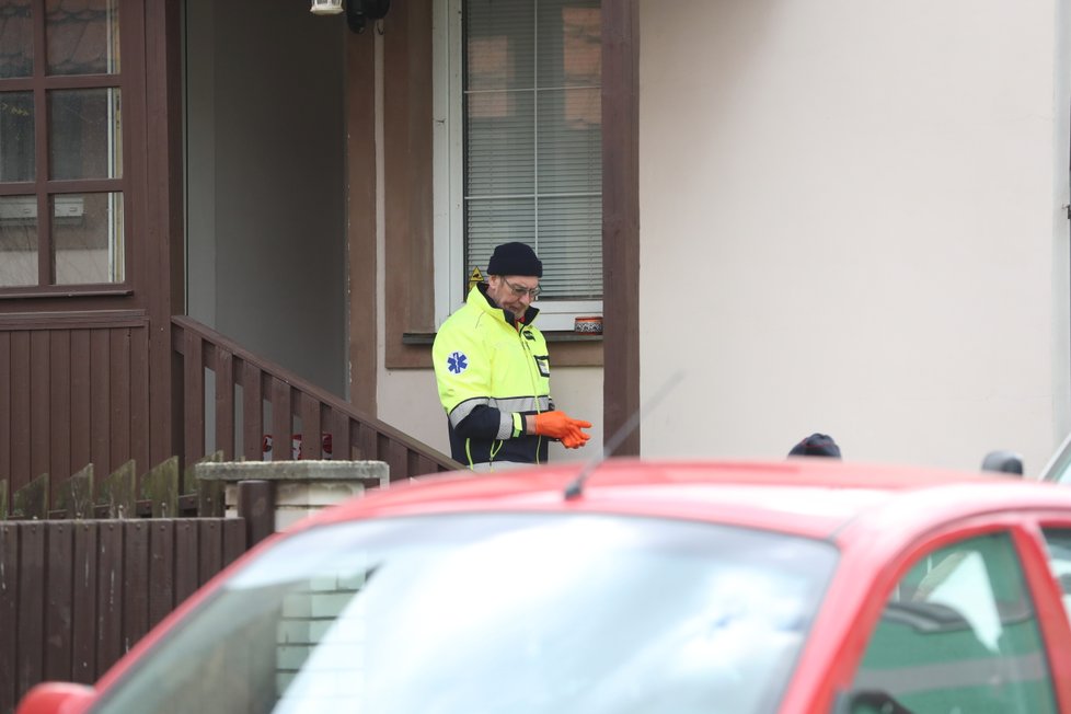 Pohřební služba odváží tělo zesnulého zpěváka Dana Nekonečného.