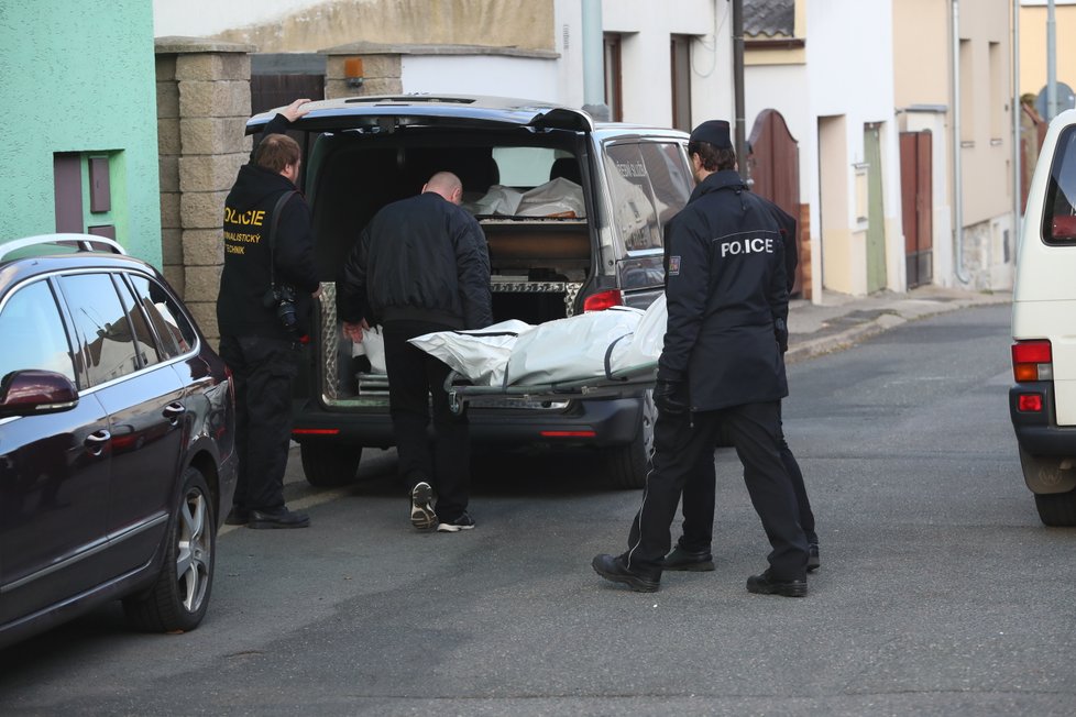 Pohřební služba odváží tělo zesnulého zpěváka Dana Nekonečného.