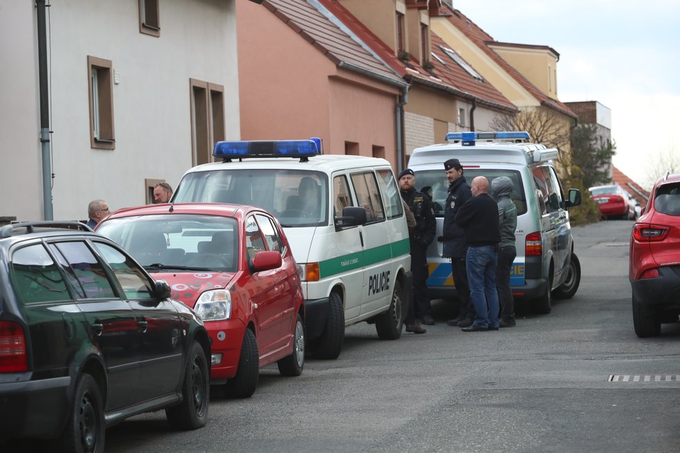 Pohřební služba odváží tělo zesnulého zpěváka Dana Nekonečného.