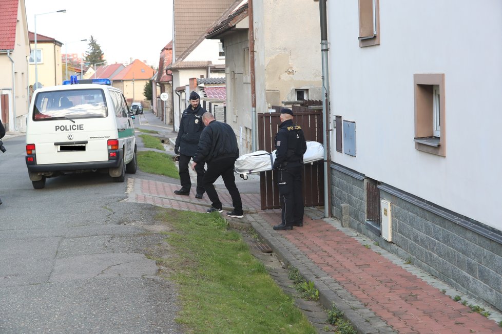 Pohřební služba odváží tělo zesnulého zpěváka Dana Nekonečného.