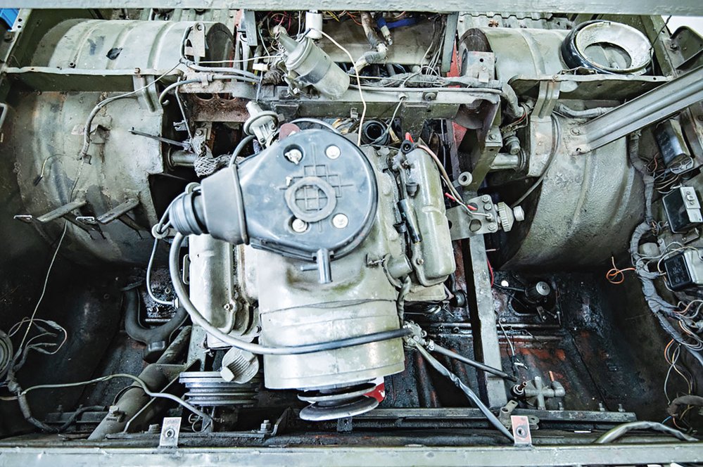 Motor LuAZ má obsah 887 ccm a výkon 30 koní. Pohání všechna čtyři kola a auto může dosáhnou rychlosti 75 km/h