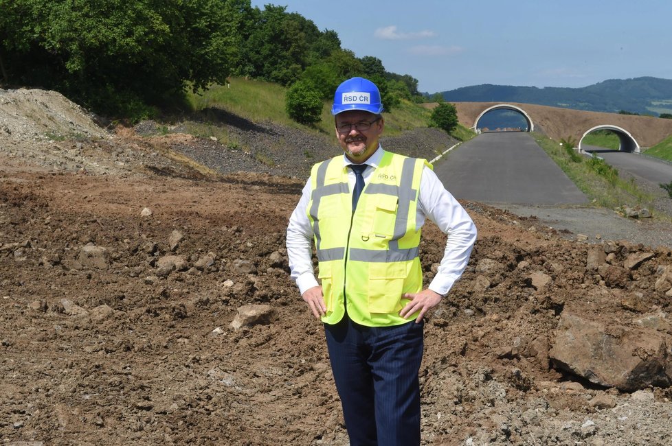 Ministr dopravy Dan Ťok v místě sesuvu na dálnici D8 u Dobkoviček na Litoměřicku