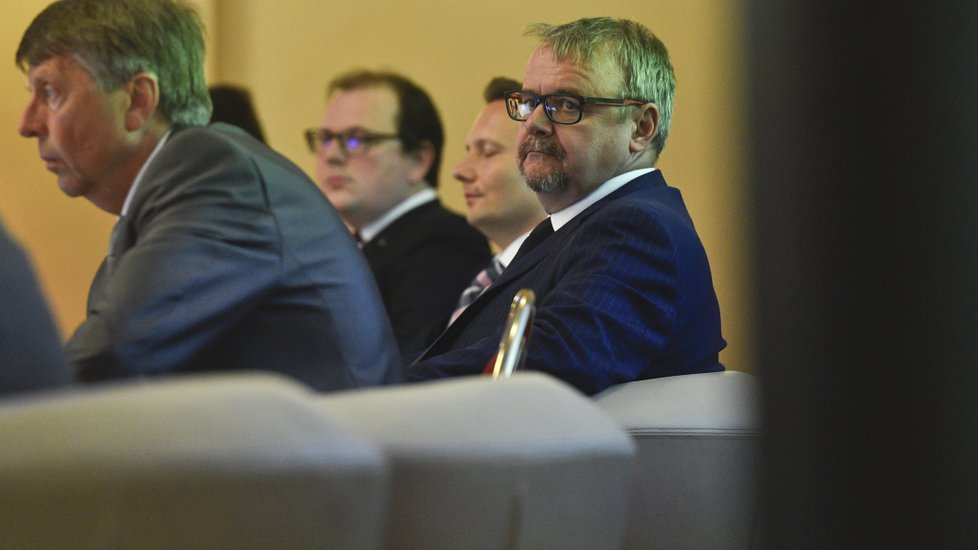 Andrej Babiš se ze Žofínského fóra omluvil, vládní kroky hájil ministr dopravy Dan Ťok