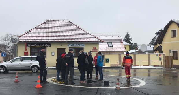 Občané bránili kruhový objezd v Kolodějích vlastním tělem, mezi nimi také jejich obyvatelka Dana Batulková.