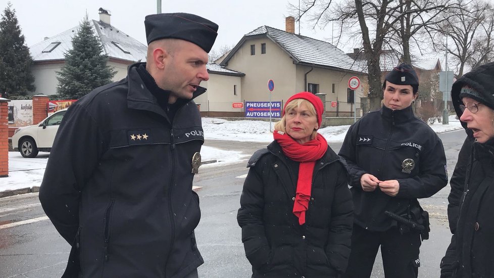 Občané bránili kruhový objezd v Kolodějích vlastním tělem, mezi nimi také jejich obyvatelka Dana Batulková.