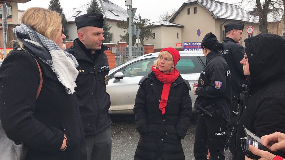 Občané bránili kruhový objezd v Kolodějích vlastním tělem, mezi nimi také jejich obyvatelka Dana Batulková.