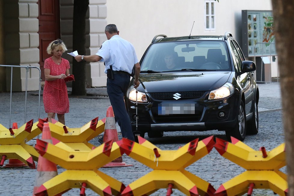 Dana Batulková se musela prokázat u policie doklady.