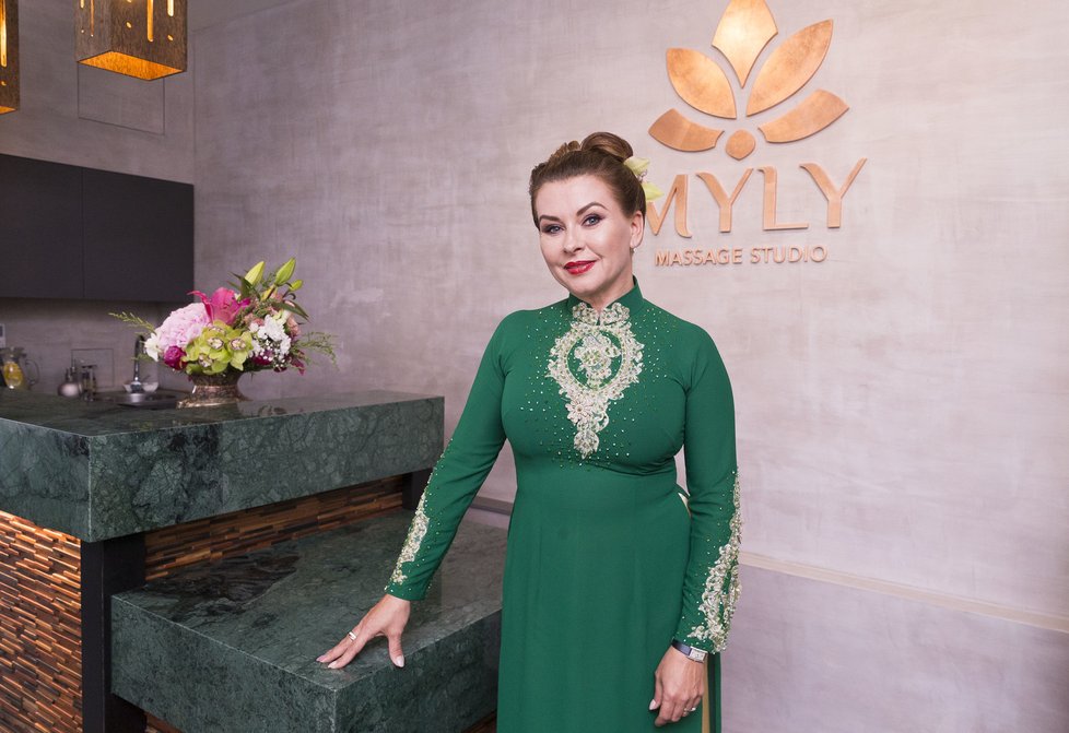 Dana Morávková si na výročí masážního salonu oblékla tradiční vietnamský šat