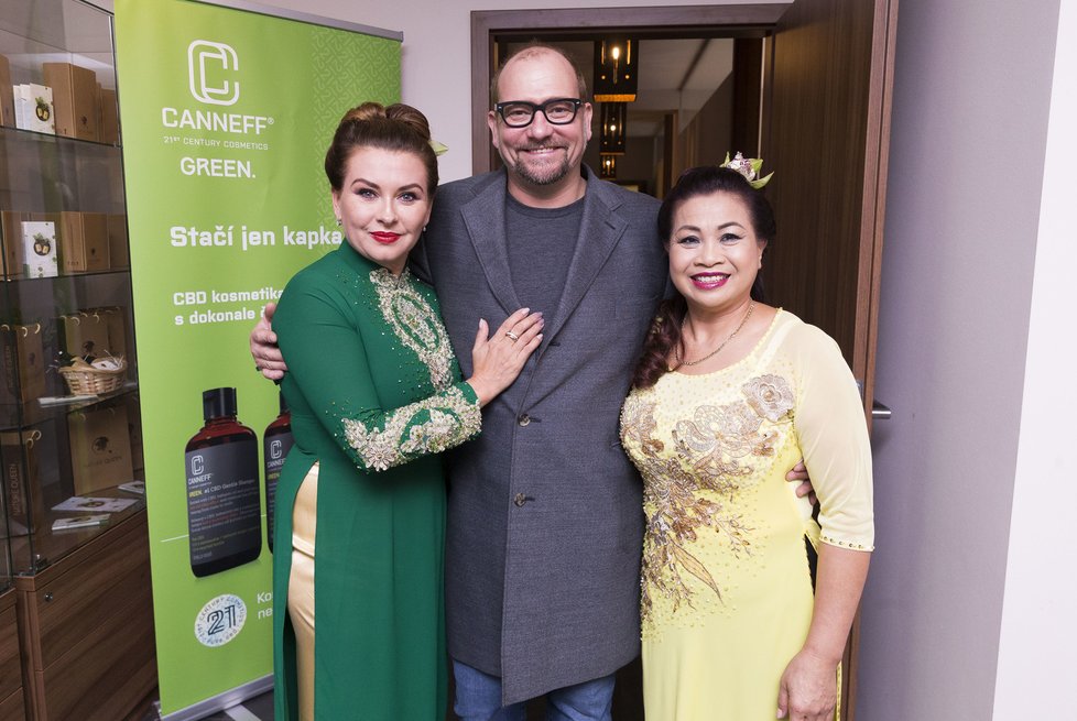 Dana Morávková si na výročí masážního salonu oblékla tradiční vietnamský šat