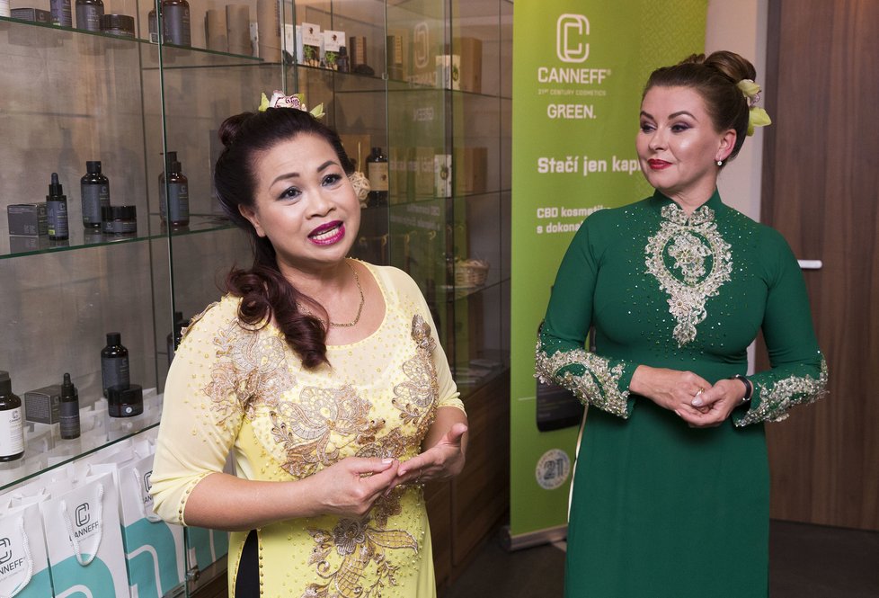 Dana Morávková s majitelkou salonu měly obě sváteční, vietnamský šat