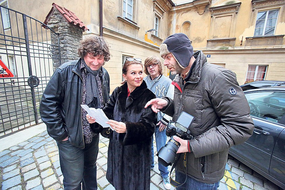 Fotograf Zbyněk Pecák ukazuje Maláskovým, jak si mají stoupnout