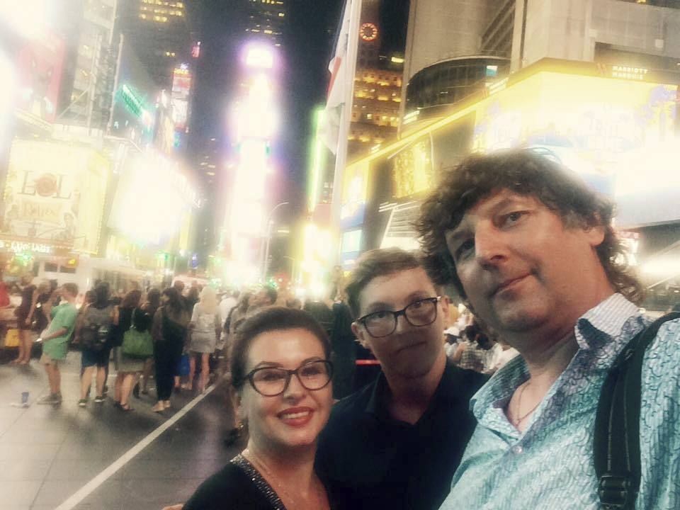 Dospělý syn Petr s rodiči na Time Square v New Yorku.