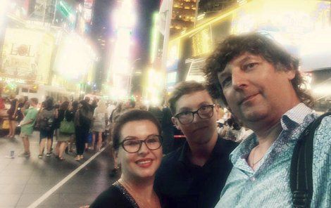 Dospělý syn Petr s rodiči na Time Square v New Yorku.