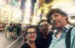 Dospělý syn Petr s rodiči na Time Square v New Yorku.